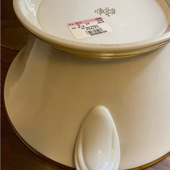 NWT Lenox Eternal 14” Round Covered Veg Bowl, Extremely RARE Discontinued $400 - Picture 6 of 8